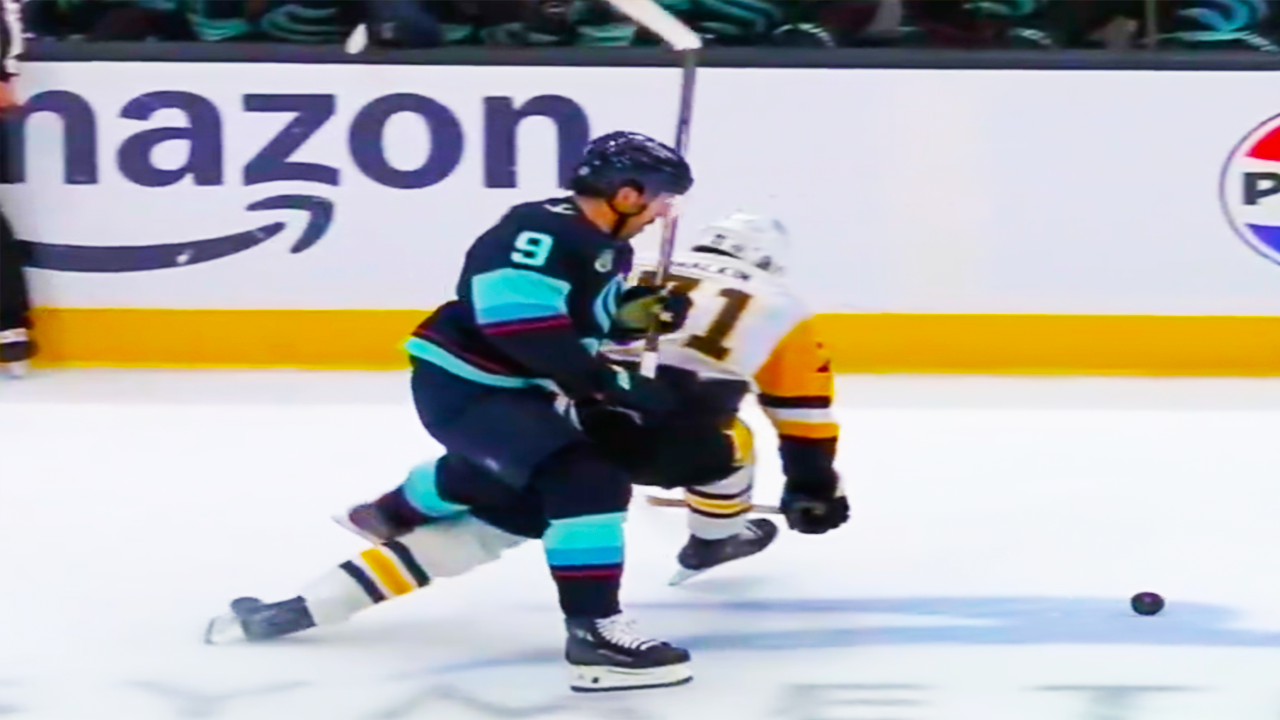 Evgeni Malkin Injury goes to the room after this awkward collision with Chandler Stephenson | Seattle Kraken vs Pittsburgh Penguins 2025 NHL Highlights
