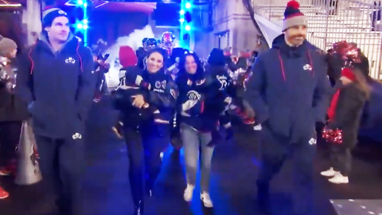 Jane Gaudreau, Meredith Gaudreau, Gaudreau children lead Blue Jackets out | 2025 Stadium Series Highlights