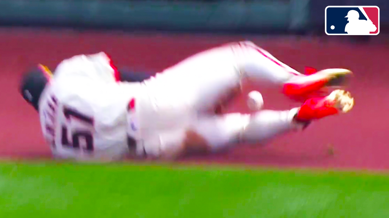 Jung Hoo Lee hangs on to make the catch BETWEEN HIS KNEES! | Giants vs Rays 2025 MLB Highlights