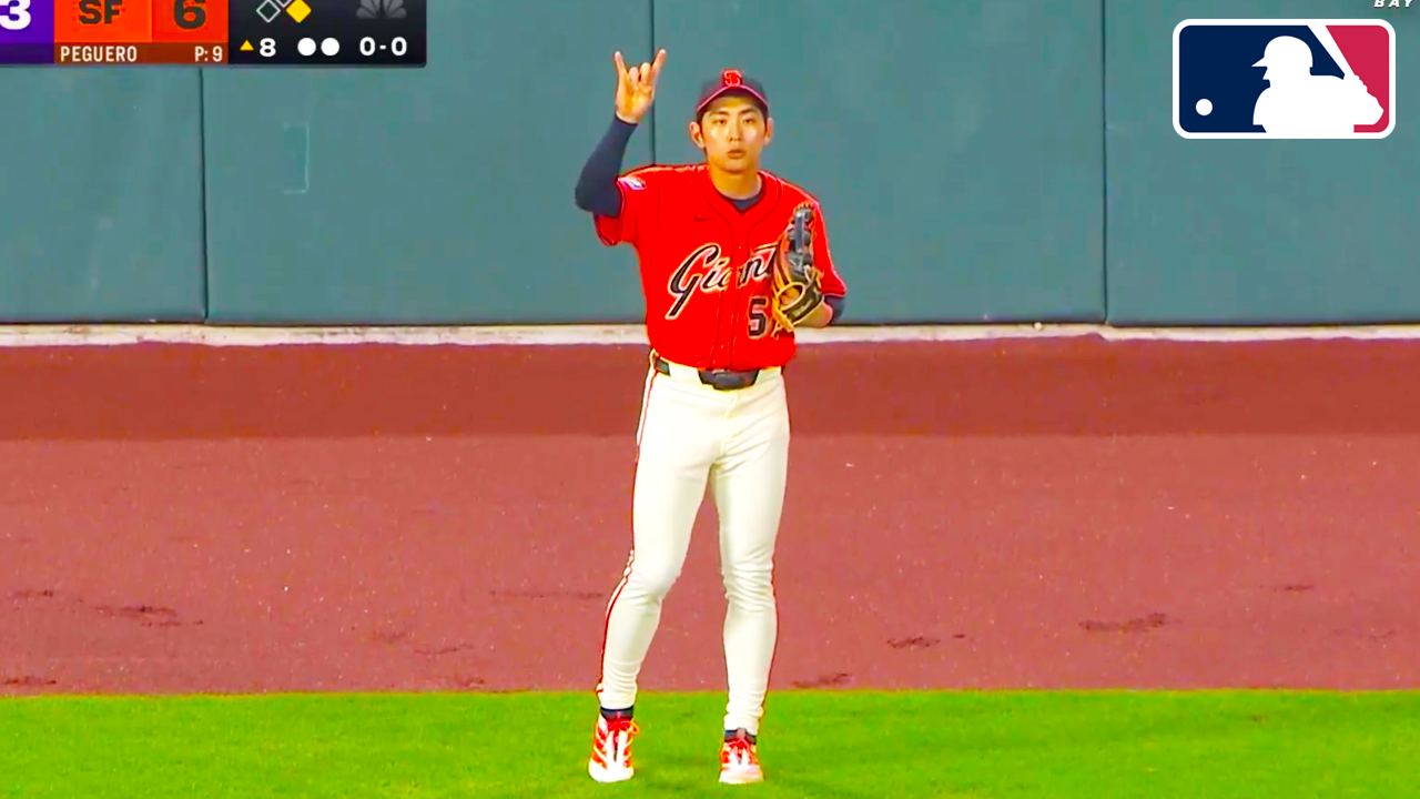 Jung Hoo Lee Error Forgets Outs, Throws Ball Into Stands Allowing Runner to Advance to Third | Rockies vs Giants 2025 MLB Highlights